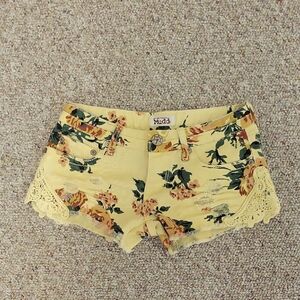 Mudd Women's Yellow Floral Distressed Lace Jean Shorts Sz 1